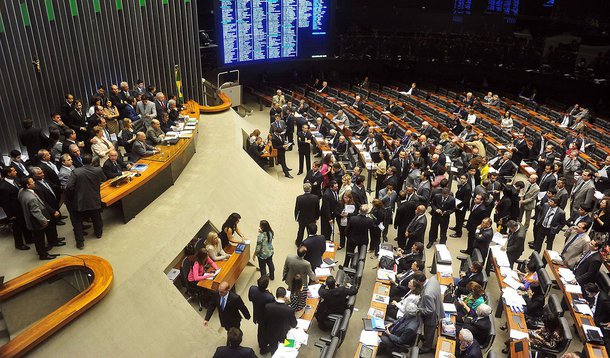 Medida Provisória (MP) 632/13 reajusta salários de carreiras de servidores do Poder Executivo e prorroga por sete meses os trabalhos da Comissão Nacional da Verdade; a MP segue agora para apreciação do Senado Federal