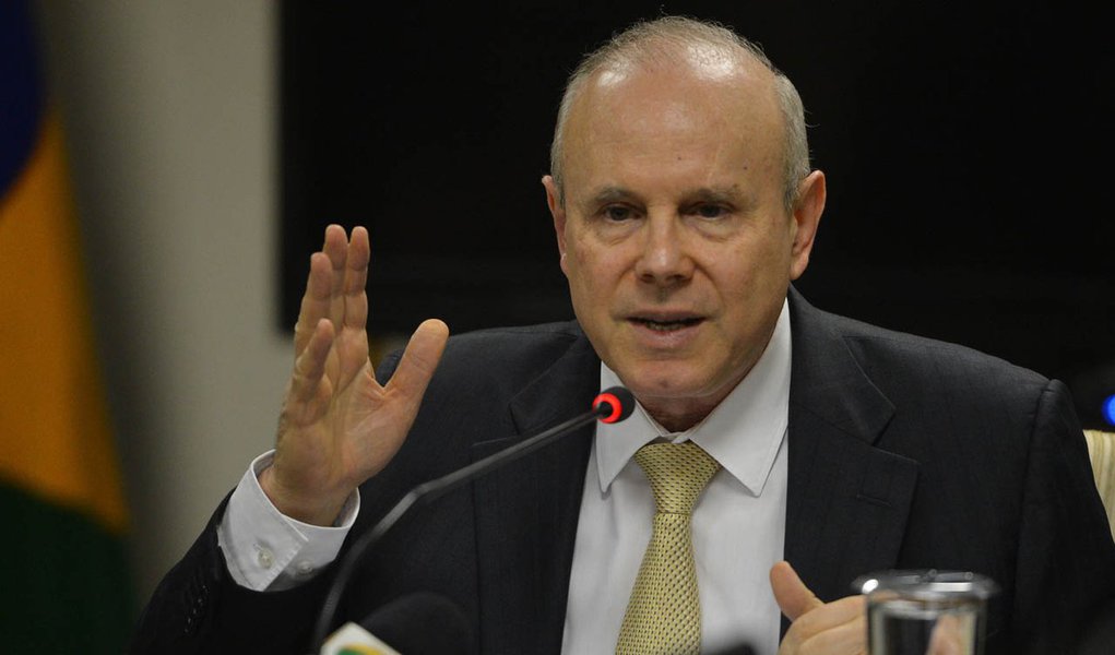 Ministro da Fazenda diz trabalhar com expectativa de crescimento no segundo semestre, uma vez que "vários problemas que ocorreram no primeiro semestre estão sendo superados", como a seca e a inflação que acelerou até março e de abril para cá está em queda; "Então o que vejo é uma economia saudável, estruturalmente sólida e que se defronta com problemas conjunturais"; ele aponta "contradição" em previsões de recessão para o Brasil; "Se você me disser que a economia está em crise com pleno emprego, é uma contradição"