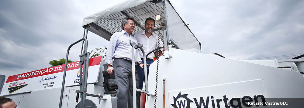 Brasilia 03/10/2013 - Gov Agnelo Queiroz , D Ilza , Vice Gov Tadeu felipelli no Lançamento da 2ª etapa do Programa Asfalto Novo na Ceilândia 
Foto: Roberto Castro/GDF