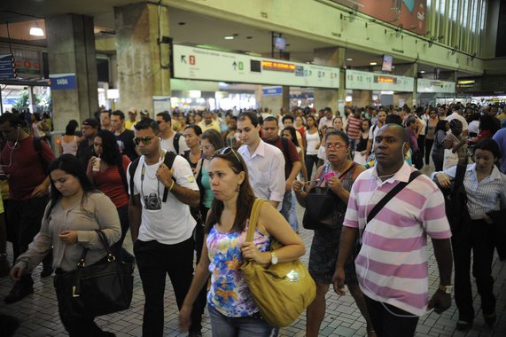 Nada menos que 325 ônibus, segundo o sindicato das empresas do setor, foram atacados por piquetes de grevistas; motoristas chegaram para trabalhar mas foram afugentados por piquetes minoritários e violentos; nas garagens, ônibus tiveram quebras de para-brisas, vidros e retrovisores; apenas 30% da frota circulou; área mais afetada desde o início da paralisação dos rodoviários do município é a Zona Oeste, incluindo as regiões da Barra da Tijuca e Jacarepaguá; a Polícia Militar acionou um plano de operação especial; caos para o povo; sindicato dos rodoviários anuncia que movimento vai durar 24 horas; quem paga o prejuízo popular?