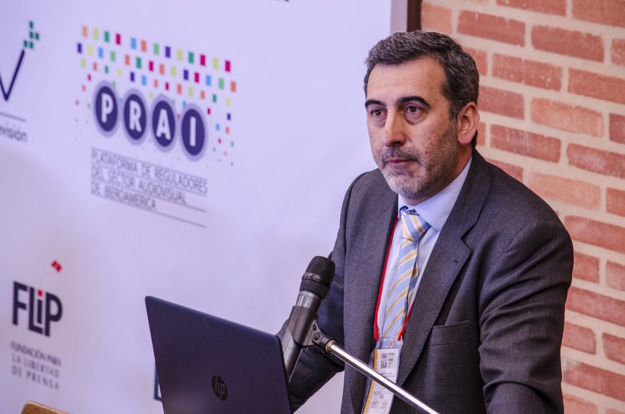 Os governos da América Latina tiveram pouco sucesso ao enfrentar a falta de pluralidade e de diversidade na mídia, ocasionada pela concentração dos meios de comunicação; a avaliação é do relator especial para a Liberdade de Expressão da Comissão Interamericana de Direitos Humanos da Organização dos Estados Americanos, Edison Lanza; “Os meios de comunicação são veículos para o exercício de poder que, agora, se veem com razão muito forte de dizer: 'já tenho direito adquirido aqui, não me toque'”, avaliou