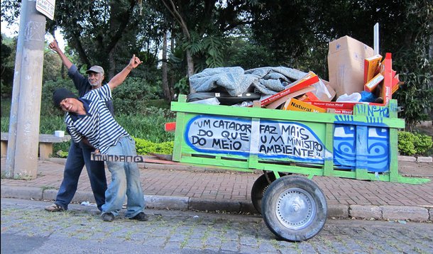 No Brasil, catadores coletam lixo e materiais recicláveis. Mas, apesar de prestarem um serviço vital que beneficia a todos, são praticamente invisíveis quando andam pelas ruas. O grafiteiro Mundano decidiu mudar isso. Em um papo espirituoso, ele descreve seu projeto "Pimp My Carroça", que transformou os carrinhos desses heroicos trabalhadores em obras de arte e dotou-os de senso de humor. O movimento se espalha pelo mundo todo: http://www.pimpmycarroca.com/