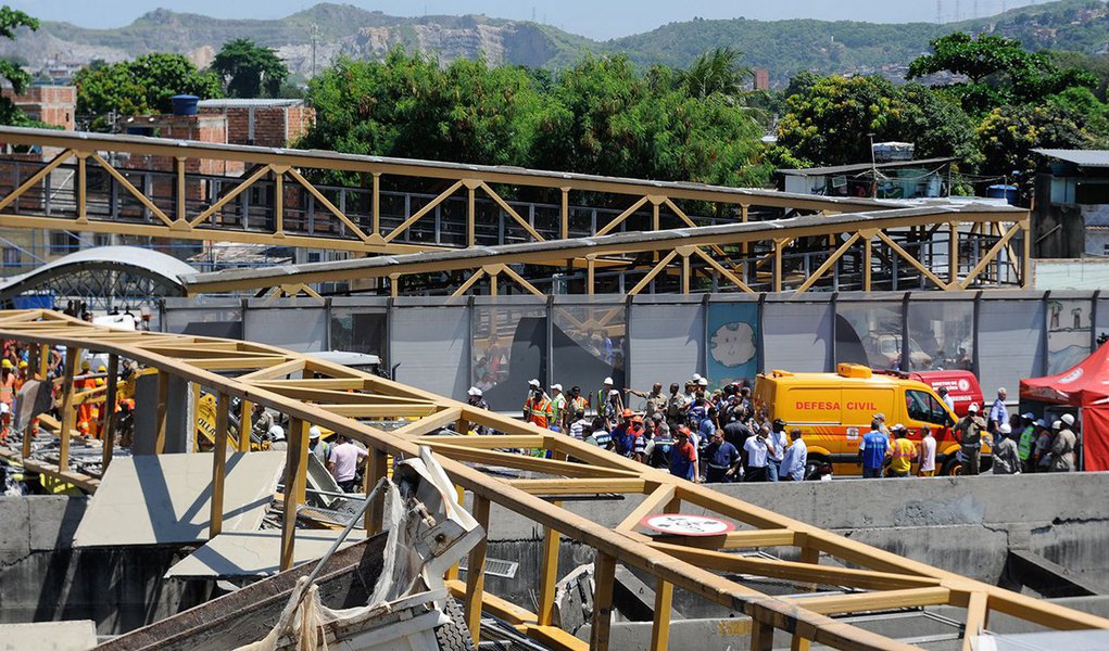 A Linha Amarela foi totalmente liberada nos dois sentidos às 18h27, depois de ficar fechada durante cerca de nove horas; pela manhã, uma carreta derrubou uma passarela sobre a via, deixando quatro mortos e cinco feridos; antes, às 16h34, já havia sido liberado o trecho em direção à Barra da Tijuca, devido ao movimento intenso na volta para casa