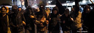 A Polícia Civil cumpriu 13 mandados de busca e apreensão nas casas de suspeitos de fazer parte do grupo Black Bloc; seis pessoas foram encaminhadas à Delegacia de Repressão aos Crimes de Informática e liberadas depois de prestar depoimento; os suspeitos são investigados por atos de vandalismo