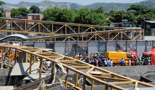 A Linha Amarela foi totalmente liberada nos dois sentidos às 18h27, depois de ficar fechada durante cerca de nove horas; pela manhã, uma carreta derrubou uma passarela sobre a via, deixando quatro mortos e cinco feridos; antes, às 16h34, já havia sido liberado o trecho em direção à Barra da Tijuca, devido ao movimento intenso na volta para casa