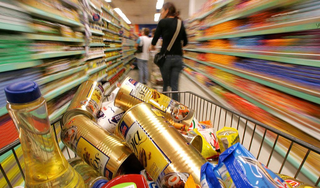 Índice de Preços ao Consumidor (IPC), medido na cidade de São Paulo, encerrou o ano de 2013 em alta 3,88%, ante uma elevação de 5,10% em 2012; a menor variação acumulada no ano foi registrada em habitação, com avanço de 1,96%