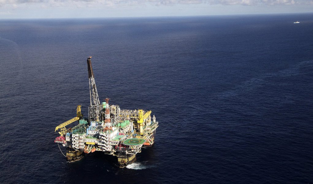 Produtores de petróleo do Golfo, liderados pela Arábia Saudita, venceram a discussão para manter a produção da Organização dos Países Exportadores de Petróleo (Opep) inalterada, superando pedidos de países mais pobres do grupo para uma ação que interrompa o colapso nos preços da commodity; petróleo Brent despencava mais de US$ 5 por volta das 14h30, renovando mínimas de mais de quatro anos