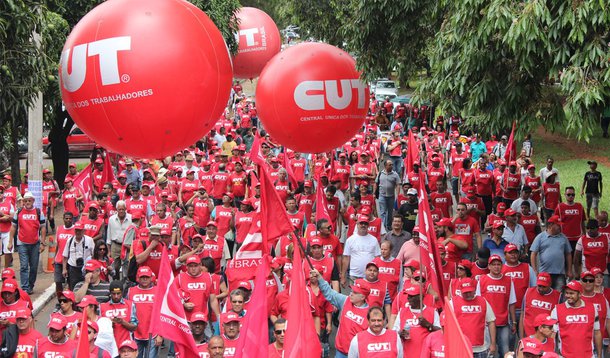 Maior central sindical do país participará de ato político no dia da posse da presidente, em Brasília; junto com outros sindicatos e movimentos sociais, vão comemorar a vitória e repudiar as tentativas de desestabilizar o governo eleito; nem tudo são flores, entretanto; a CUT irá cobrar coerência de Dilma com o discurso de campanha; "Reiteramos nossa posição contra propostas de ajuste fiscal contrárias ao programa que venceu as eleições presidenciais”, diz a entidade em sua última resolução política