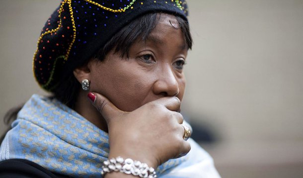 "Tata (pai) ainda está conosco, muito forte, (...) muito valente, mesmo sem uma aparência melhor, em seu leito de morte", disse sua filha Makaziwe; ex-presidente da África do Sul, Nelson Mandela está sendo mantido em sua casa em Johannesburgo sob cuidados médicos