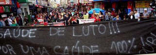 Após 24 dias de paralisação, o Sindicato dos Servidores Estaduais da Saúde (Sindisaúde) do Paraná anunciou o fim da greve; a decisão foi tomada durante uma assembleia da categoria, em Curitiba, após o Tribunal de Justiça do Paraná (TJ-PR) acatar a liminar do governo do estado que exigia o fim da mobilização; mesmo com o fim da manifestação o Sindisaúde declarou que no próximo dia 28 os servidores realizarão nova manifestação em Curitiba