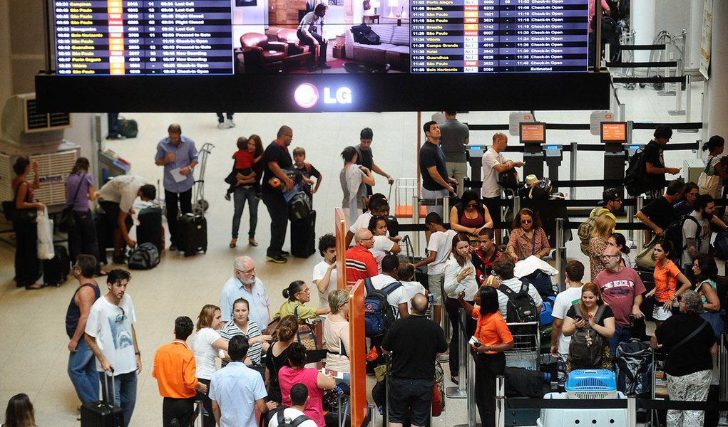 Até o final da manhã deste sábado, 4, a maior parte dos cancelamentos ocorreu no terminal Santos Dumont (29), no Rio de Janeiro, e Campinas, com 26 registros; durante todo o feriado da Semana Santa, que começou na última quinta-feira, até a próxima segunda-feira, 6, a estimativa é que 1,43 milhão de passageiros passem pelos terminais operados pela Infraero; fluxo esperado é 1,83% menor do que os registrados em 2014, quando 1,46 milhões de pessoas embarcaram e desembarcaram durante o mesmo período