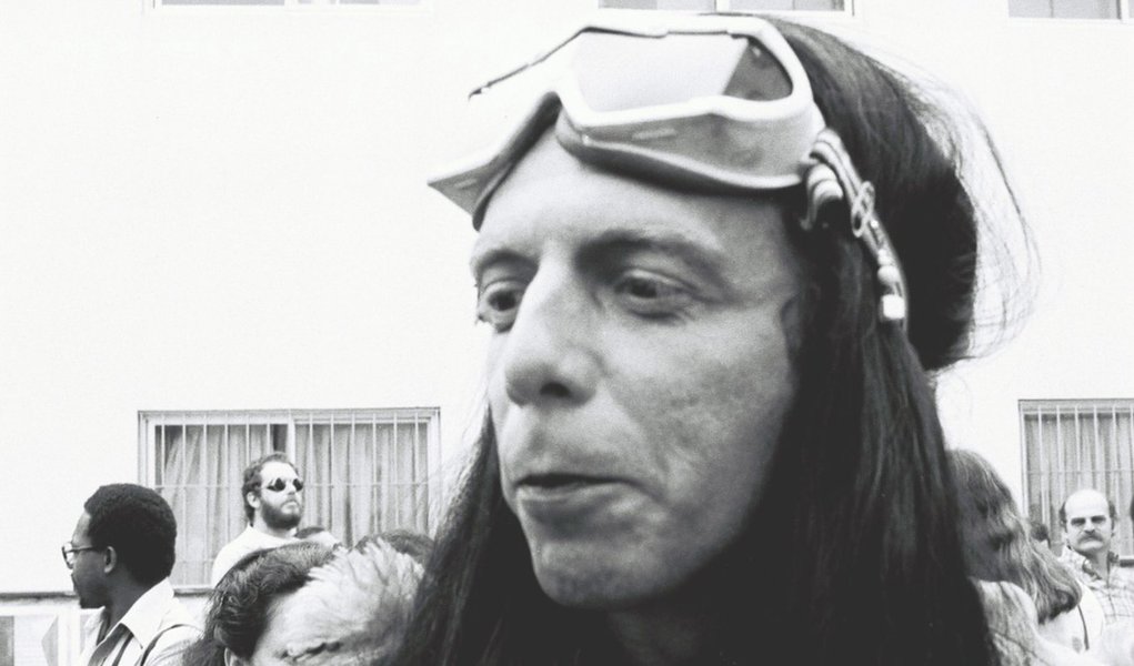 Vencedor do prêmio da crítica internacional na seção Forum do Festival de Berlim 2013, o documentário “Hélio Oiticica” virtualmente ressuscita a figura ímpar do artista plástico carioca, morto em 1980, a quem as artes contemporâneas no Brasil devem muitas coisas; uma liberdade e desprezo por fronteiras e limites que o levou a romper as barreiras da escultura e da pintura, rumo aos “penetráveis” e “parangolés”, arte que era possível vestir