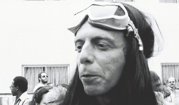 Vencedor do prêmio da crítica internacional na seção Forum do Festival de Berlim 2013, o documentário “Hélio Oiticica” virtualmente ressuscita a figura ímpar do artista plástico carioca, morto em 1980, a quem as artes contemporâneas no Brasil devem muitas coisas; uma liberdade e desprezo por fronteiras e limites que o levou a romper as barreiras da escultura e da pintura, rumo aos “penetráveis” e “parangolés”, arte que era possível vestir