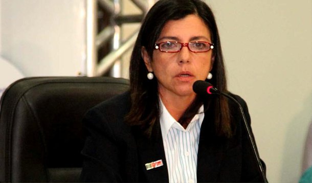 A ex-governadora Roseana Sarney teria se reunido individualmente com o deputado estadual Roberto Costa e com o ex-secretário Ricardo Murad; No encontro com Roberto, a filha de José Sarney reconheceu que o cunhado (Murad) é o maior responsável pela derrota do ano passado e pelo esfacelamento da sigla no estado; "Eu quero mesmo é que o Murad se exploda, Roberto", teria dito ela ao deputado aliado; Roseana teria pedido que Murad controle os arroubos da filha Andrea e evite os holofotes ao máximo, argumentando que o momento é grave por causa do desenrolar da Operação Lava Jato e da intensificação do combate à agiotagem; "É hora de união, não de disputa", pediu Roseana