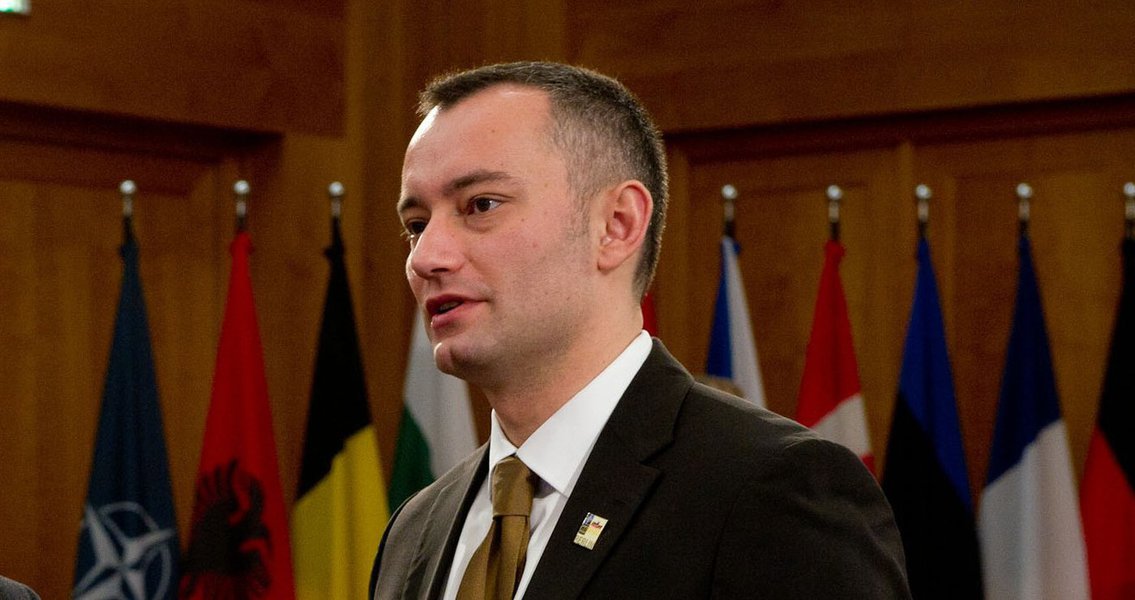 A Organização das Nações Unidas alertou para o risco de um massacre na cidade turcomana de Amerli, sitiada pelos jihadistas, enquanto o primeiro-ministro iraquiano, Haidar Al Abadi, pediu para ajudarem a localidade; “A situação dos habitantes de Amerli é desesperadora e necessita de uma ação imediata para impedir um possível massacre”, declarou em comunicado o representante especial da ONU em Bagdá, Nickolay Mladenov