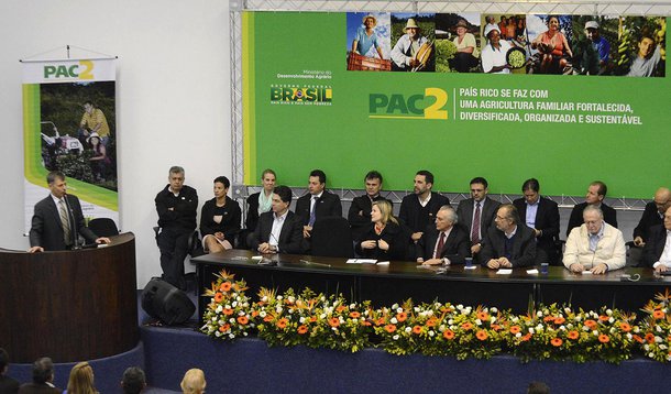 Governo federal, representado pelo vice-presidente Michel Temer (PMDB) entrega equipamentos a 122 municípios do Paraná; população rural beneficiada será de pouco mais de 1,245 milhão de pessoas; solenidade contou com o ministro do Desenvolvimento Agrário, Miguel Rosseto, e a senadora Gleisi Hoffmann