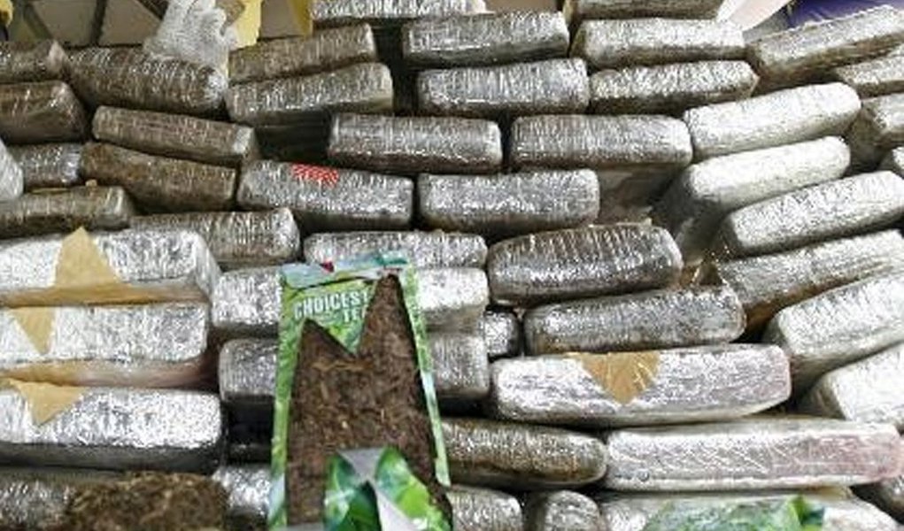 O caminhão de transporte de animais, onde a droga estava escondida em um fundo falso, estava no pátio de um posto de gasolina na Rodovia Presidente Dutra, em Seropédica, região metropolitana do Rio; em um carro estacionado ao lado, que dava cobertura à quadrilha, a polícia prendeu um homem com uma pistola automática e munições; os dois motoristas e a droga foram levados para a delegacia da Polícia Federal