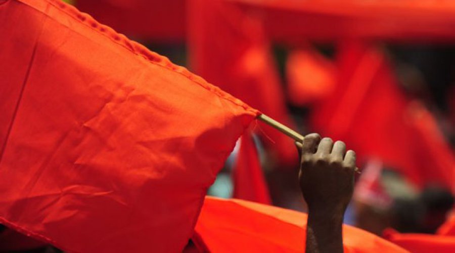 O expressivo aumento da renda da população brasileira nos últimos anos (fruto de um governo dito de esquerda) tem o ônus sociológico de tornar a população mais conservadora, já que agora, mesmo que lentamente, ela cada vez mais se torna proprietária