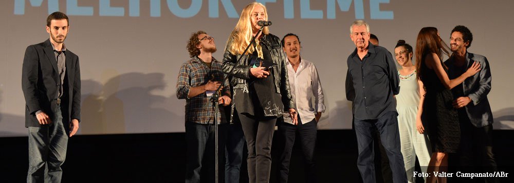 "Estou comovida por este prêmio, porque tem gente extraordinária neste festival competindo comigo. Queria dividir este prêmio com a minha equipe", disse a diretora Paula Gaitán; foram seis dias de mostra competitiva, 12 longas-metragens, sendo seis documentários e seis ficções