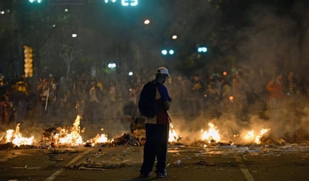 "O que começou como uma manifestação pacífica, na Venezuela, transformou-se em violência e caos. O direito ao protesto não é absoluto", declarou a procuradora-geral da República do país, Luisa Ortega Diaz, em reunião do Conselho de Nações Unidas para os Direitos Humanos, em Genebra, na Suíça, insistindo que "os cidadãos têm o direito de se manifestar, de forma pacífica e sem armas"
