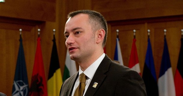 A Organização das Nações Unidas alertou para o risco de um massacre na cidade turcomana de Amerli, sitiada pelos jihadistas, enquanto o primeiro-ministro iraquiano, Haidar Al Abadi, pediu para ajudarem a localidade; “A situação dos habitantes de Amerli é desesperadora e necessita de uma ação imediata para impedir um possível massacre”, declarou em comunicado o representante especial da ONU em Bagdá, Nickolay Mladenov