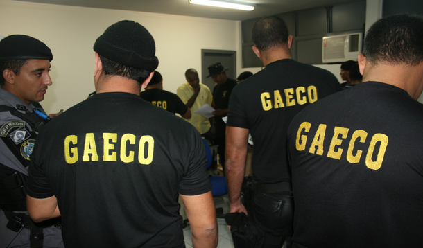 O Grupo de Atuação Especial de Combate ao Crime Organizado (Gaeco) prendeu temporariamente dois secretários municipais de Almirante Tamandaré, na Região Metropolitana de Curitiba; segundo o MP-PR, eles são suspeitos de pedirem dinheiro a empresários, que tinham valores a receber do Executivo; eles ocupavam as pasta de Administração e Previdência e de Meio Ambiente e Abastecimento