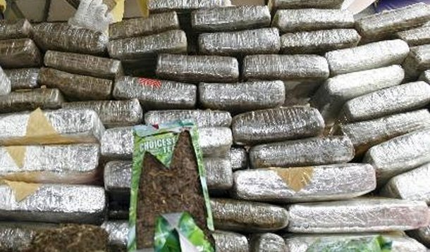 O caminhão de transporte de animais, onde a droga estava escondida em um fundo falso, estava no pátio de um posto de gasolina na Rodovia Presidente Dutra, em Seropédica, região metropolitana do Rio; em um carro estacionado ao lado, que dava cobertura à quadrilha, a polícia prendeu um homem com uma pistola automática e munições; os dois motoristas e a droga foram levados para a delegacia da Polícia Federal