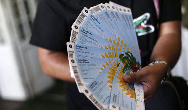 Polícia Civil do Distrito Federal prendeu nesta segunda (23), 11 pessoas que vendiam ingressos nas imediações do Estádio Nacional de Brasília, o Mané Garrincha, onde Brasil e Camarões se enfrentaram pela Copa do Mundo de futebol; entre os detidos, há dois holandeses, um polonês, um inglês e sete brasileiros - sendo seis de São Paulo e um do Distrito Federal; foram apreendidos 350 ingressos legítimos e cerca de 50 falsos, além de aproximadamente R$ 26 mil e de US$ 3.7 mil em dinheiro