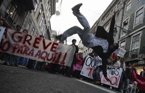 O site Pordata, da Fundação Francisco Manuel dos Santos, informa que o baixo número médio de filhos por mulher, a taxa de fecundidade, caiu de 1,4 filho em 2008 (ano de início da atual crise econômica) para 1,2 no ano passado; a tendência de diminuição de filhos é histórica em diversos países e, antes da crise, guardava relação com o desenvolvimento social de Portugal