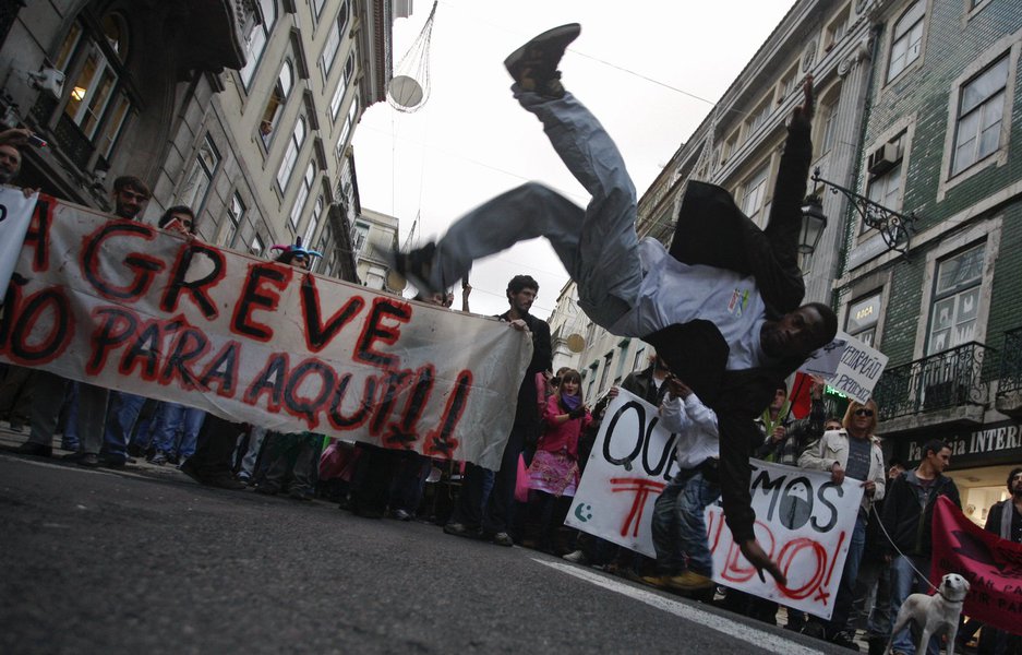 O site Pordata, da Fundação Francisco Manuel dos Santos, informa que o baixo número médio de filhos por mulher, a taxa de fecundidade, caiu de 1,4 filho em 2008 (ano de início da atual crise econômica) para 1,2 no ano passado; a tendência de diminuição de filhos é histórica em diversos países e, antes da crise, guardava relação com o desenvolvimento social de Portugal