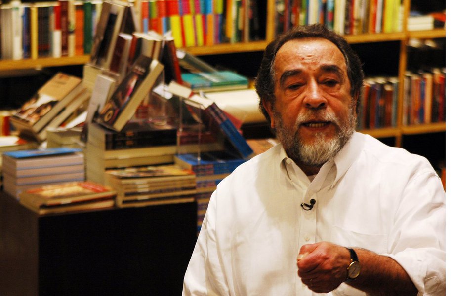 Escritor comenta o desfecho da Ação Penal 470, reafirma que o dinheiro "desviado" dos cofres públicos era da Visanet (atual Cielo) e foi usado em publicidade; ele diz ainda que os condenados foram submetidos a uma pena adicional por Joaquim Barbosa: a humilhação pública