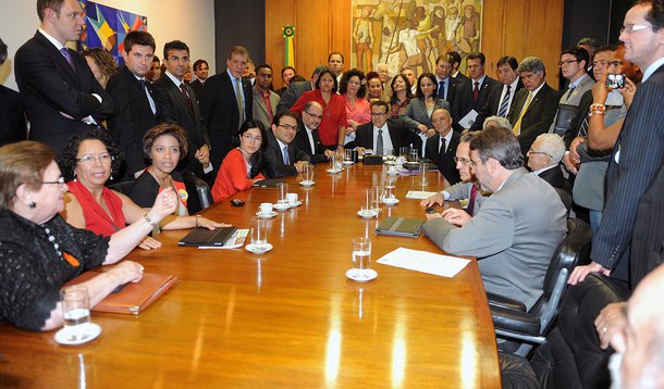 O presidente da Câmara, deputado Henrique Eduardo Alves (PMDB-RN), admitiu nesta terça-feira (10) que poderá pautar a votação para o fim de setembro, caso seja retirada a urgência constitucional do projeto de lei que trata do Código da Mineração; Alves manifestou a possibilidade de antecipar a votação após reunião com representantes da sociedade civil que lhe entregaram uma proposta de reforma política de iniciativa popular