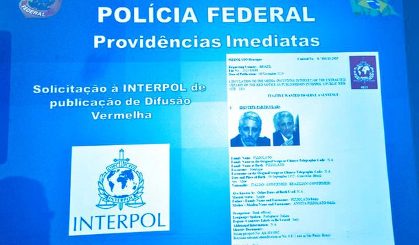 Ex-diretor de marketing do Banco do Brasil, condenado a 12 anos e sete meses de prisão na AP 470 e preso na Itália no dia 5 de fevereiro, foi denunciado pela polícia de La Spezia por substituição de pessoa, falso testemunho a um oficial público e falsidade ideológica; ele usou certidão de identidade no nome do irmão, Celso Pizzolato, para fazer passaporte, título de eleitor e outros documentos; Celso morreu em 1978, com 24 anos