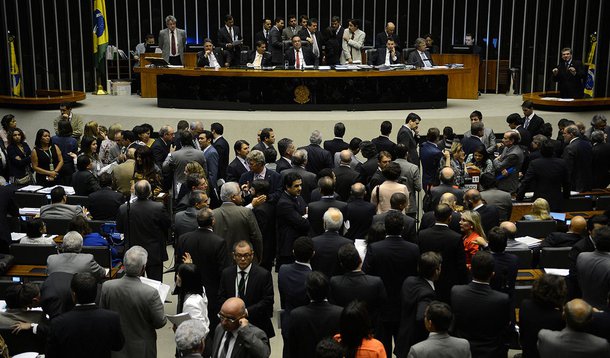 Em resultado vitorioso para o governo, deputados e senadores decidiram manter a multa de 10% cobrança das empresas que demitem funcionários sem justa causa; com isso, o Executivo garante a arrecadação de quase R$ 3,5 bilhões anuais e ainda pode conseguir a aprovação de um projeto alternativo que destina os recursos, exclusivamente, para o Programa Minha Casa, Minha Vida