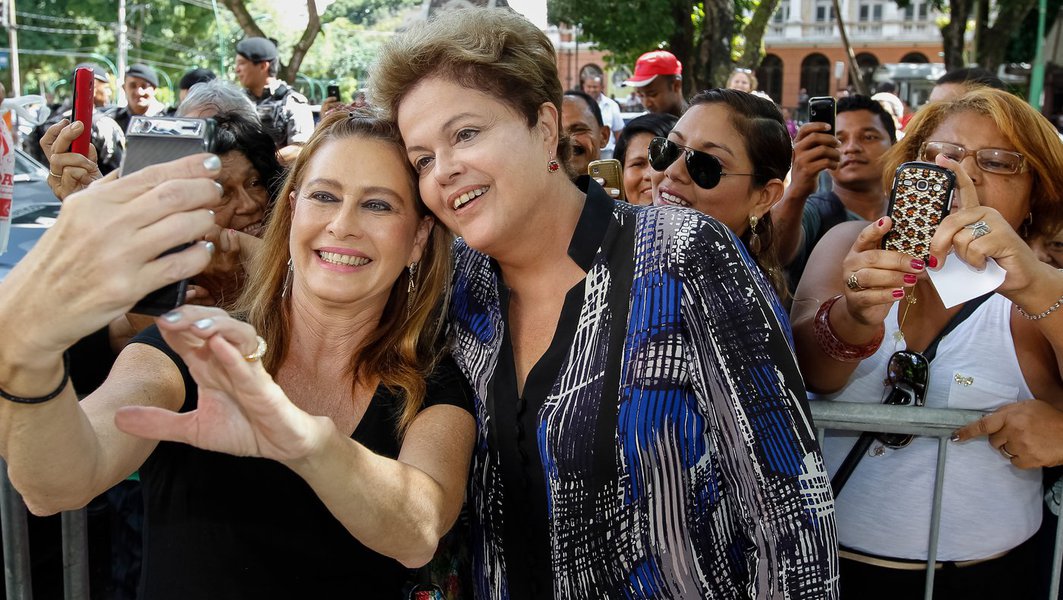 "É investimento de mãe para filho. Porque é muito caro fazer transporte coletivo", discursou a presidente na capital do Pará; Dilma Rousseff voltou a dizer que "jamais, em tempo algum", seu governo olha o partido político dos prefeitos; ela ainda faz entrega de máquinas no município de Marabá