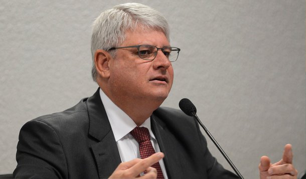 O procurador–geral da República, Rodrigo Janot, confirmou, nesta sexta-feira (27), a existência de "fatos concretos" que levaram a adoção de novas medidas de segurança para proteger a sua integridade física; apesar da declaração, ele não soube dizer se o risco à sua segurança está relacionado com o desenrolar da Operação Lava Jato da Polícia Federal que investiga casos de desvios e corrupção na Petrobras;"Não sou uma pessoa assombrada. Mas alguns fatos concretos têm me levado a adotar algumas regras de contenção", disse 