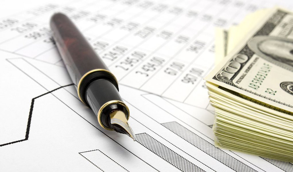 Nesta quinta-feira, moeda americana fechou em alta de 1,14%, a R$ 2,339, maior preço desde 10 de março de 2009. O impacto foi sentido em 15 das 20 principais moedas emergentes. No Brasil, acumula alta de 14,4% no ano, apesar de atuações do Banco Central