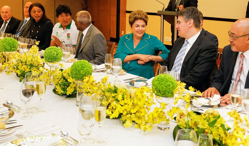 Ao lado do presidente da Fifa, Joseph Blatter, e do secretário-geral da ONU, Ban Ki-moon, onze presidentes, primeiros-ministros e vice-presidentes participaram, com a presidente Dilma Rousseff, da recepção no Hotel Marriott, em São Paulo, antes de se dirigirem para a Arena Corinthians; na ocasião, Dilma leu mensagem conjunta da ONU, da FIFA e do Brasil que será exibida em telões antes de todos os jogos