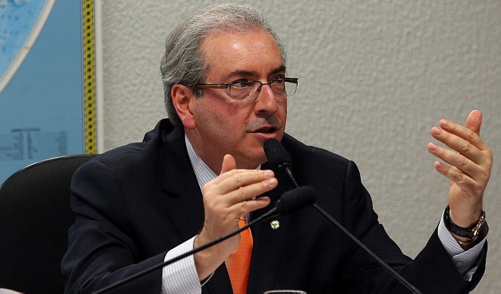 Favorito na disputa pela presidência da Câmara, o deputado Eduardo Cunha (PMDB-RJ) diz que irá apoiar a instauração de uma nova Comissão Parlmamentar no próximo ano; “Ninguém controla CPI se tiver fatos que sejam relevantes, que extrapolem os limites”, diz ele; deputado não demonstra receio com as suspeitas de que teria ligações com Fernando Baiano, lobista do PMDB, que está foragido e representa mais um fator de tensão no campo político