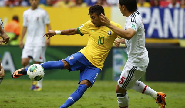 A obra-prima de Neymar, que aconteceu sob o olhar de mais de 67 mil torcedores no Estádio Mané Garrincha, na abertura da Copa das Confederações, em junho, concorrerá ao gol mais bonito de 2013; o chute no ângulo, indefensável para o goleiro Kawashima, na vitória por 3 x 0 contra o Japão, abriu o caminho para a campanha vitoriosa que terminou com o título da competição