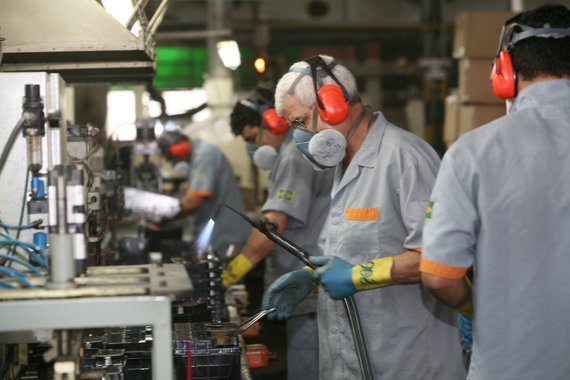 Sondagem Industrial divulgada nesta sexta-feira pela CNI indica que produção industrial registrou queda em junho, ficando em 39,6 pontos, contra 48,4 pontos em maio deste ano e 46 pontos no mesmo mês de 2013; para a entidade, houve influência da Copa do Mundo, mas outros fatores também contribuíram para as quedas