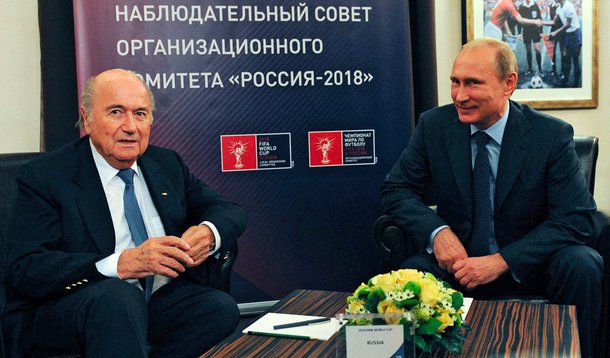 O presidente da Rússia, Vladimir Putin, acusou nesta quinta-feira os Estados Unidos de interferência fora de sua jurisdição na operação que resultou na prisão de dirigentes da Fifa; Putin disse que as prisões realizadas na Suíça na quarta-feira foram uma "tentativa óbvia" de tentar impedir a reeleição do presidente da Fifa, Joseph Blatter, de 79 anos, apoiado pela Rússia, que será sede da Copa de 2018; "Se algo aconteceu, não aconteceu em território norte-americano e os Estados Unidos não têm nada a ver com isso", disse Putin