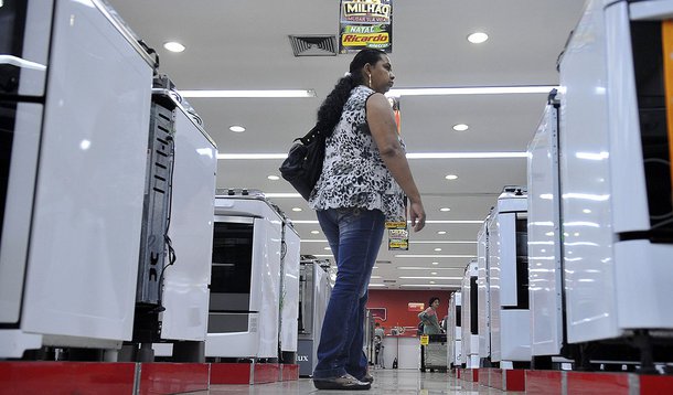 O percentual de famílias inadimplentes, ou seja, que estão com dívidas ou contas em atraso, caiu em janeiro deste ano, na comparação com dezembro e janeiro de 2013, alcançando 19,5%; por outro lado, o percentual de endividados aumentou para 63,4% 