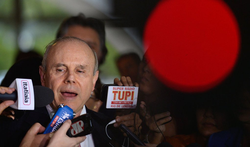 Segundo o ministro da Fazenda, Guido Mantega, o governo já está reajustando as tarifas e não há risco de choque de preços como apontam os adversários da presidente Dilma Rousseff; “Essa história de que não reajustamos as tarifas é conversa para boi dormir. Como alguns falam aí de dar um tarifaço, não há necessidade”; ele culpa cenário por ‘pessimismo artificial’ com a política econômica do governo; “Tivemos isso antes da Copa também. Se tivesse mais otimismo na economia, talvez ela fosse melhor”, afirma