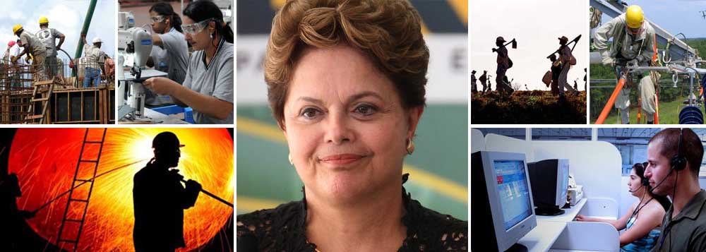 Dados divulgados em pesquisa mais ampla sobre emprego feita pelo IBGE indicam que, entre o 4º trimestre de 2012 e o 4º trimestre de 2013, foram criados 1,575 milhão de vagas formais nas cinco grandes regiões do País; ao comemorar, em março, a criação de empregos no mês de fevereiro, presidente Dilma Rousseff disse que foi mais uma "demonstração de força" da economia brasileira