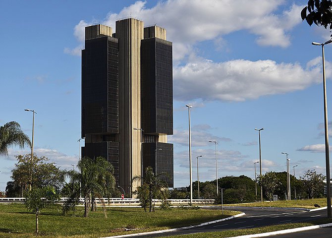 A decisão de elevar a Selic, tomada três dias após a reeleição, é estarrecedora porque vai contra os pronunciamentos da presidenta Dilma de que é necessário ampliar o diálogo para fazer o Brasil voltar a crescer