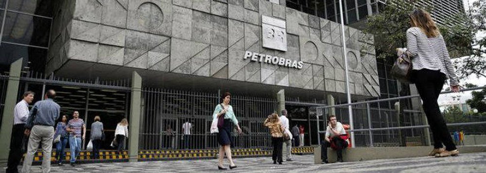 Presidente da estatal, Aldemir Bendine, anunciou que novo balanço do primeiro trimestre de 2015 deve sair dia 15 de maio e ainda ressaltou que, com a perda contábil bilionária, a companhia não pagará dividendos referentes ao resultado do exercício fiscal de 2014; ele destacou também que o novo plano de investimentos para daqui 5 anos acontecerá em trinta dias
