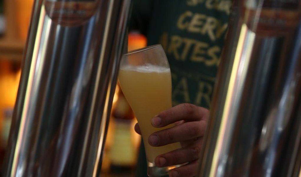 Perto de se beneficiar de uma mudança na legislação que permitirá maior variedade de ingredientes na fabricação da cerveja, os produtores artesanais da bebida agora têm pela frente o desafio de pleitear uma tributação mais suave e adequada ao perfil de pequenos empresários