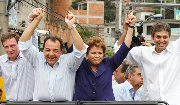 Quem defende esta formação, com o senador Lindbergh Farias (PT) disputando o governo do estado, tendo como vice o ministro da Pesca, Marcelo Crivella (PRB), e tendo como candidato ao senado o governador Sérgio Cabral (PMDB), é o presidente do diretório estadual do PT no Rio, Washington Quaquá; a ideia é apoiada pela deputada federal petista Benedita da Silva; no entanto, o governador do Rio insiste em lançar a candidatura do seu vice, Luiz Fernando Pezão (PMDB), que patina nas pesquisas; Crivela diz que mantém pré-candidatura ao governo; PT deve deixar governo Cabral ao final deste mês