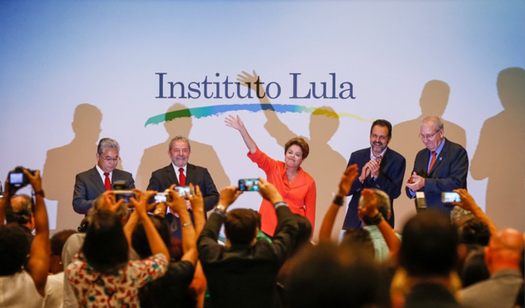 Ao lançar um site, em Brasília, sobre mudanças sociais ocorridas nos últimos doze anos, o ex-presidente Lula ironizou a cobertura da imprensa nacional aos governos petistas e disse que seu tratamento é até superior ao dispensado à presidente Dilma; "Fiquei preocupado aqui, Dilma, porque eu ouvi uma criança chorar e fiquei com medo que algum setor da imprensa dissesse que era um protesto no lançamento do site", afirmou; sob a coordenação de Franklin Martins, o site é dividido em quatro temas amplos: Avanços Sociais, Economia, Democracia e Brasil no Mundo